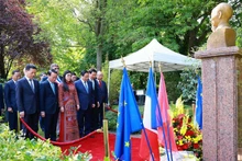 Премьер-министр Фам Минь Тьинь с супругой и делегаты почитают память Президента Хо Ши Мина. Фото: ВИА