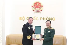 Генерал армии Нгуен Тан Кыонг и вице-адмирал Марк Хэммонд. Фото: ВИА