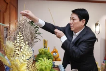 Президент Лыонг Кыонг воскуряет благовония в память о Генеральном секретаре ЦК КПВ Нгуен Фу Чонге. Фото: ВИА