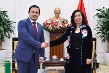 Заместитель министра Ле Тхи Тху Ханг и генеральный директор «Зарубежнефти» во Вьетнаме Александр Михайлов. Фото: baoquocte.vn