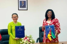 Вьетнама в Мозамбике Чан Тхи Тху Тхин и Министр образования и культуры Мозамбика Самария Товела.