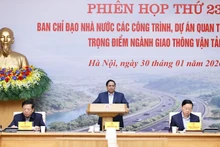 Премьер-министр Фам Минь Тьинь выступает на заседании. Фото: Чан Хай