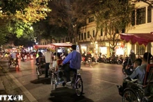 Туристы любуются улицами Ханоя, катаясь на велорикшах. Фото: ВИА