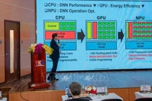 Корейский специалист выступает с докладом на конференции.