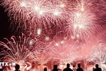 Фейерверки озаряют реку Хан на Международном фестивале фейерверков в Дананге 2025 года. Фото: ВИА