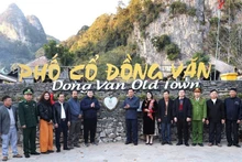 Делегаты на церемонии запуска системы «Цифровизация check-in и накопления баллов» Туристической ассоциации коммуны Донгван. Фото: ВИА