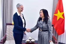 Заместитель министра иностранных дел Ле Тхи Тху Ханг и Посол Норвегии во Вьетнаме Хильда Сольбаккен. Фото: baoquocte.vn