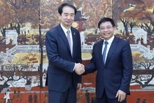 Министр финансов Нгуен Ван Тханг и Посол Китая во Вьетнаме Хэ Вэй. Фото: mof.gov.vn