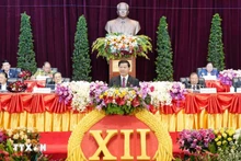 Товарищ Тхонглун Сисулит выступает на открытии XII съезда НРПЛ. Фото: ВИА