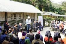 Министр международного развития Канады Рандип Сарай беседует с домохозяйствами — бенефициарами проекта по восстановлению сельскохозяйственного производства после стихийных бедствий. Фото: baolaocai.vn. 