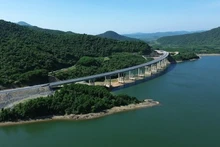 Участок скоростной автомагистрали Вунганг - Бунг, проходящий вдоль побережья и входящий в состав магистрали Север-Юг. Фото: ВИА