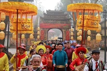 Обряд выпуска карпов в знак проводов Кухонных богов в Императорской цитадели Тханглонг. Фото: baovanhoa.vn