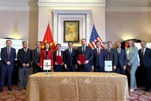 Представители акционерной компании «Нефтеперерабатывающий и нефтехимический завод Биньшон» и компании ADM Asia-Pacific Trading Pte. Ltd. вместе с делегатами на церемонии подписания меморандума о взаимопонимании. Фото: ВИА