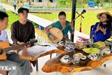 Выступление Дон Ка Тай Ты на агроэкотуристическом объекте «Кань Донг Кау Ба» в г. Хошимине. Фото: ВИА