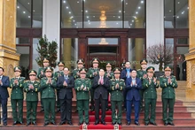 Президент Лыонг Кыонг и военнослужащие 2-го военного округа. Фото: Тхюи Нгуен