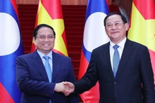 Премьер-министр Фам Минь Тьинь и Премьер-министр Лаоса Сонексай Сипхандон. Фото: ВИА
