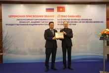 Посол России Геннадий Степанович Бездетко вручет грамоту о присвоении звания Посла российского образования и науки профессору, академику Тяу Ван Миню.