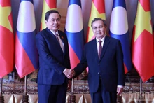 Председатель НС Чан Тхань Ман встретился и Председатель НА Лаоса Сайсомфон Фомвихан.