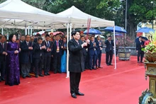 Президент Лыонг Кыонг воскуряет благовония у памятника королю Ли Тхай То. Фото: Тхюи Нгуен