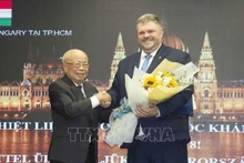 Председатель Общества вьетнамско-венгерской дружбы г. Хошимина Ле Минь Чиет и Генеральный консул Венгрии в г. Хошимине Лехоц Габор. Фото: ВИА
