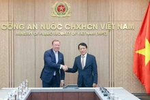 Министр общественной безопасности Лыонг Там Куанг и председатель Делового совета ЕС-АСЕАН Йенс Рюбберт. Фото: ВИА