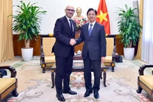 Замминистра иностранных дел Нго Ле Ван и Генеральный секретарь ППТС Мартин Чепелак. Фото: baoquocte.vn