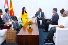 Посол Чинь Тхи Там встречается с губернатором провинции Нагалингамом Ветанаяханом. Фото: ВИА