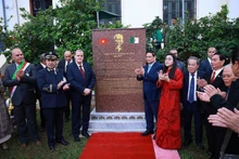 Премьер-министр Фам Минь Тьинь и его супруга вместе с руководством Алжира на церемонии открытия памятного камня в честь Президента Хо Ши Мина в городе Алжир. Фото: ВИА