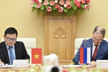 Обе стороны подписывают меморандум о взаимопонимании. Фото: ВИА