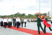 Генеральный секретарь ЦК КПВ То Лам и рабочая делегация возлагают цветы и зажигают благовония перед памятником Президенту Хо Ши Мину на площади Хо Ши Мина. Фото: ВИА
