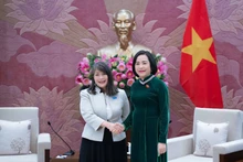 Зампредседателя НС Нгуен Тхи Тхань и региональный директор ЮНИСЕФ в Восточной Азии и Тихоокеанском регионе Джун Кунуги.