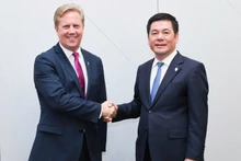 Министр промышленности и торговли Вьетнама Нгуен Хонг Зиен и Министр торговли и инвестиций Новой Зеландии Тодд Макклей. 