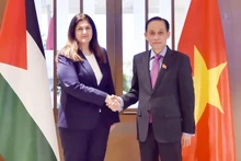 Министр иностранных дел Ле Хоай Чунг и Министр иностранных дел и по делам соотечественников Палестина Варсен Агабекян-Шахин. Фото: baoquocte.vn