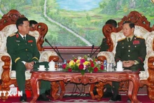 Генерал-полковник Кхамлиенг Утхакайсон (справа) принимает генерал-полковника Нгуен Чыонг Тханга. Фото: ВИА