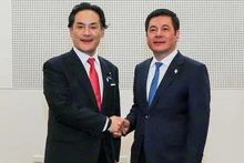 Министр промышленности и торговли Нгуен Хонг Зиен и Государственный министр Кабинета министров Японии Кадзутика Ивата.