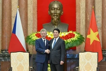 Президент Лыонг Кыонг и Председатель Сената Парламента Чешской Республики Милош Выстрчил. Фото: Тхюи Нгуен