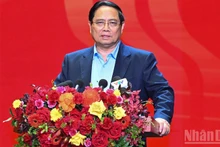 Премьер-министр Фам Минь Тьинь выступает на конференции. Фото: Чан Хай