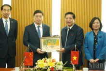 Министр строительства Чан Хонг Минь и Председатель Гуанси-Чжуанского автономного района Китая Вэй Тао.