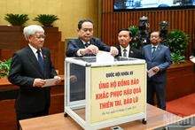 Председатель НС Чан Тхань Ман, руководители НС и депутаты НС делают пожертвования в поддержку людей, пострадавших от стихийных бедствий и наводнений. Фото: Зюи Линь