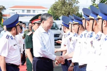 Генеральный секретарь То Лам с представители Командования 4-го района Береговой охраны. Фото: ВИА