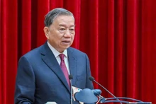 Генеральный секретарь ЦК КПВ То Лам выступает на заседании. Фото: Тхюи Нгуен