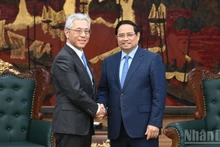 Премьер-министр Фам Минь Тьинь и генеральный директор японской корпорации Mitsui Хори Кеничи. Фото: Чан Хай