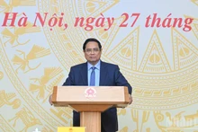 Премьер-министр Фам Минь Тьинь выступает на заседании. Фото: Чан Хай