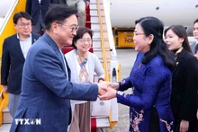 Председатель Комитета НС по вопросам науки, технологий и окружающей среды Нгуен Тхань Хай встречает Председателя НС Республики Корея У Вон Сика. Фото: ВИА