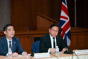 Посол Вьетнама в Таиланде (слева) Фам Вьет Хунг участвует в конференции.