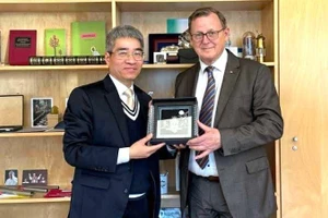 Посол Вьетнама в Германии Нгуен Дак Тхань и Зампредседателя Бундестага Германии Бодо Рамелов.