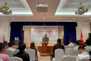 Директор Русского дома в Ханое Владимир Мурашкин выступает с речью. Фото: Ву Нгуен