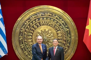 Заместитель председателя НС Нгуен Дык Хай и Первый заместитель Председателя Парламента Греции.