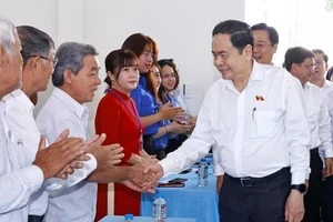 Председатель Национального собрания Чан Тхань Ман на встрече с избирателями в общине Анньонтэй.