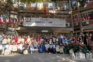 Оргкомитет, преподаватели и участники Олимпиады. Фото: Лам Нгуен